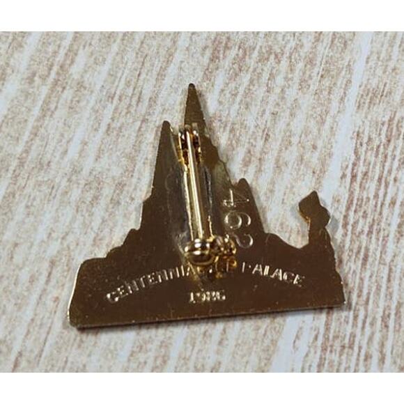 1986 St. Paul, Minnesota Winter Carnival Centennial Ice Palace Pin - Picture 2 of 3